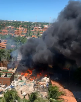 Incêndio atinge terreno de materiais de reciclagem em Fortaleza