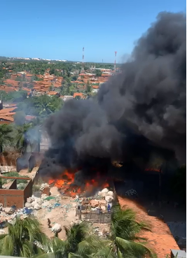 Incêndio atinge terreno de materiais de reciclagem em Fortaleza