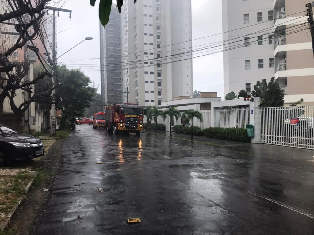 Incêndio de grandes proporções atinge apartamento de luxo em Fortaleza