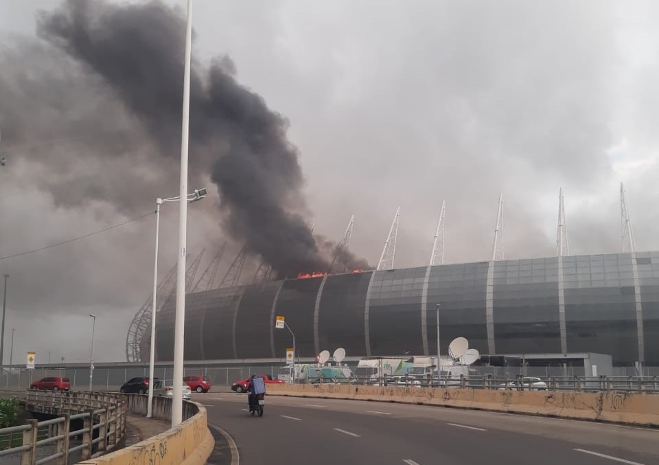 Fogo é controlado após duas horas de incêndio na Arena Castelão