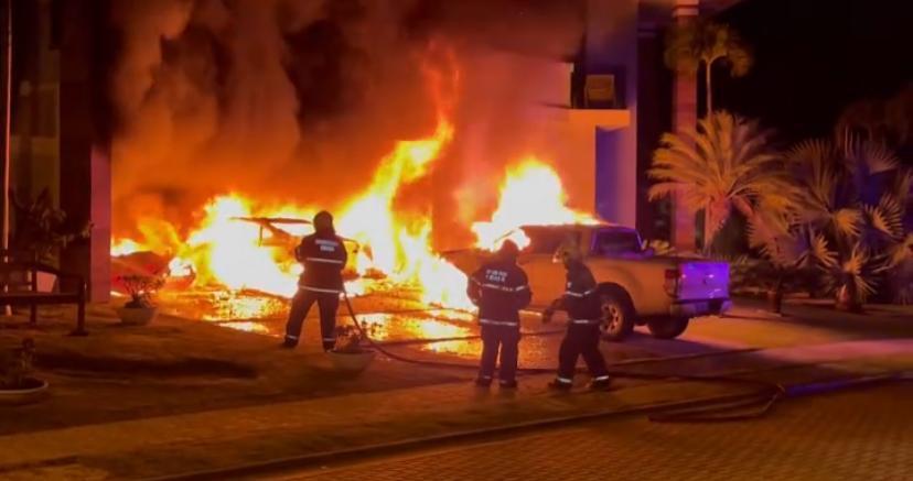 Incêndio em condomínio de luxo no Eusébio atinge casa e veículos