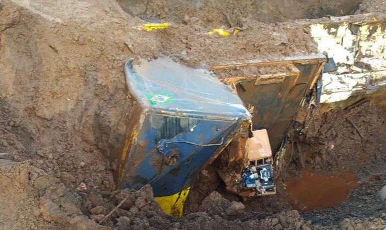 Bombeiros encontram locomotiva usada pela Vale em Brumadinho