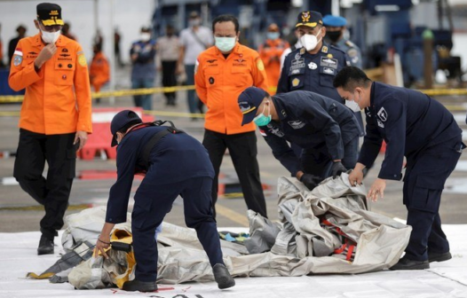 Indonésia: resgate acha partes do avião e restos humanos no mar