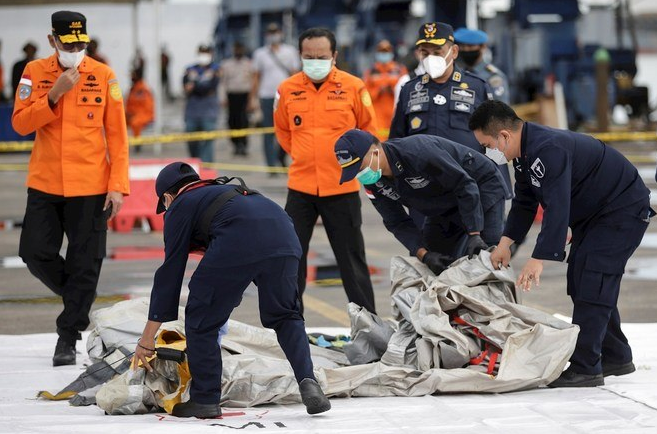 Indonésia: resgate acha partes do avião e restos humanos no mar