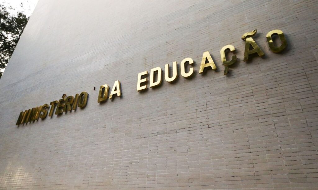 MEC dá aval a nova regra que exige cursos 50% presenciais para professores