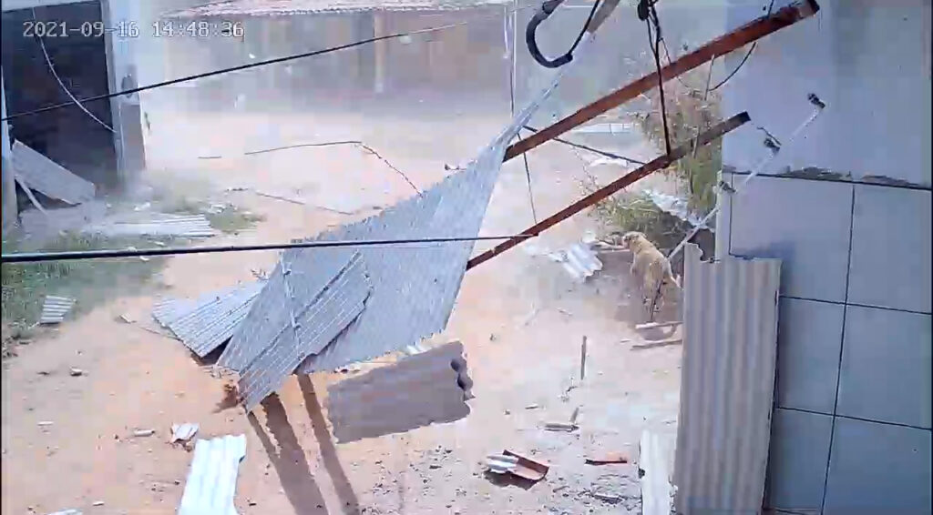 Interior do Ceará registra ventos intensos e casas danificadas; veja vídeos