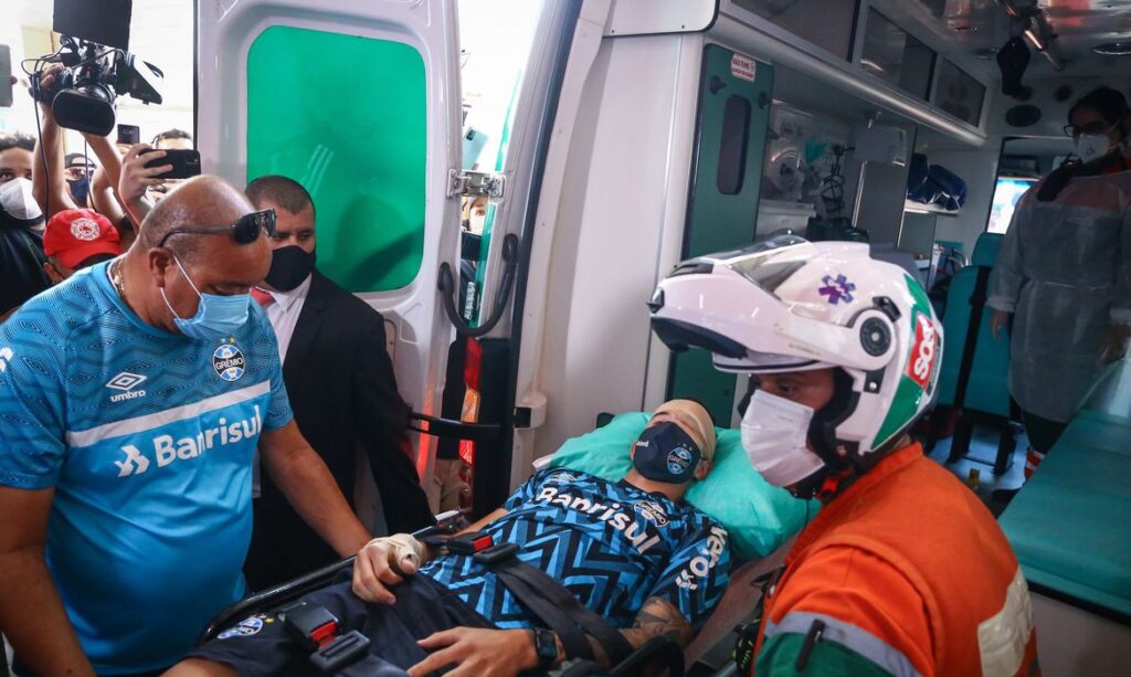 Jogador atingido por uma pedra em ataque a ônibus do Grêmio recebe alta hospitalar