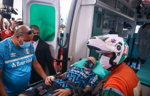 Jogador atingido por uma pedra em ataque a ônibus do Grêmio recebe alta hospitalar