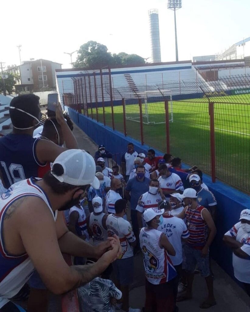 Jogadores do Fortaleza recebem torcedores após manifestação