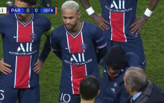 Jogadores do PSG e Istanbul saem de campo após acusarem árbitro de racismo