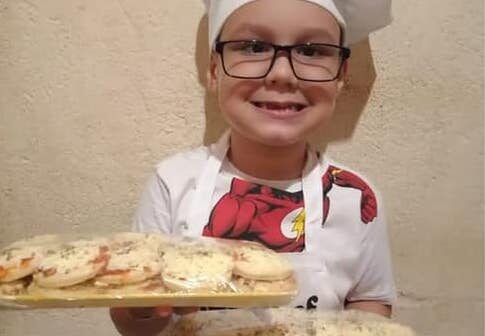 Menino de 7 anos consegue computador vendendo minipizza