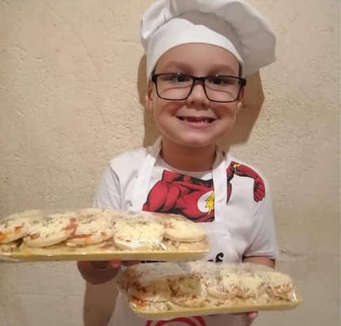 Menino de 7 anos consegue computador vendendo minipizza