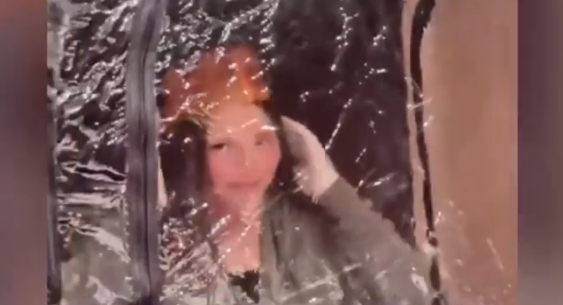 Vídeo: jovem participa de Natal em família dentro de uma bolha de plástico devido à Covid-19