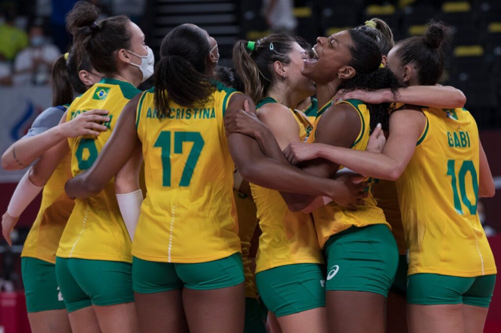 Meninas do vôlei batem Comitê Olímpico Russo e vão às semifinais Próxima adversária do Brasil, em Tóquio, será a Coréia do Sul