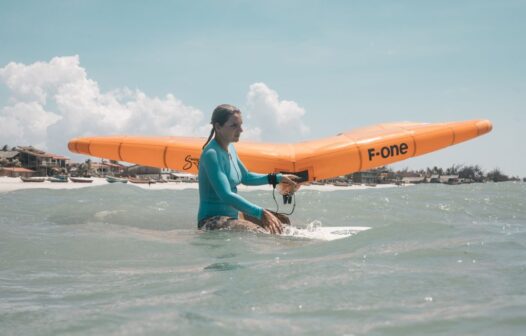 Surfista Maya Gabeira curte folga no Ceará e pratica kitesurfe na Praia do Preá