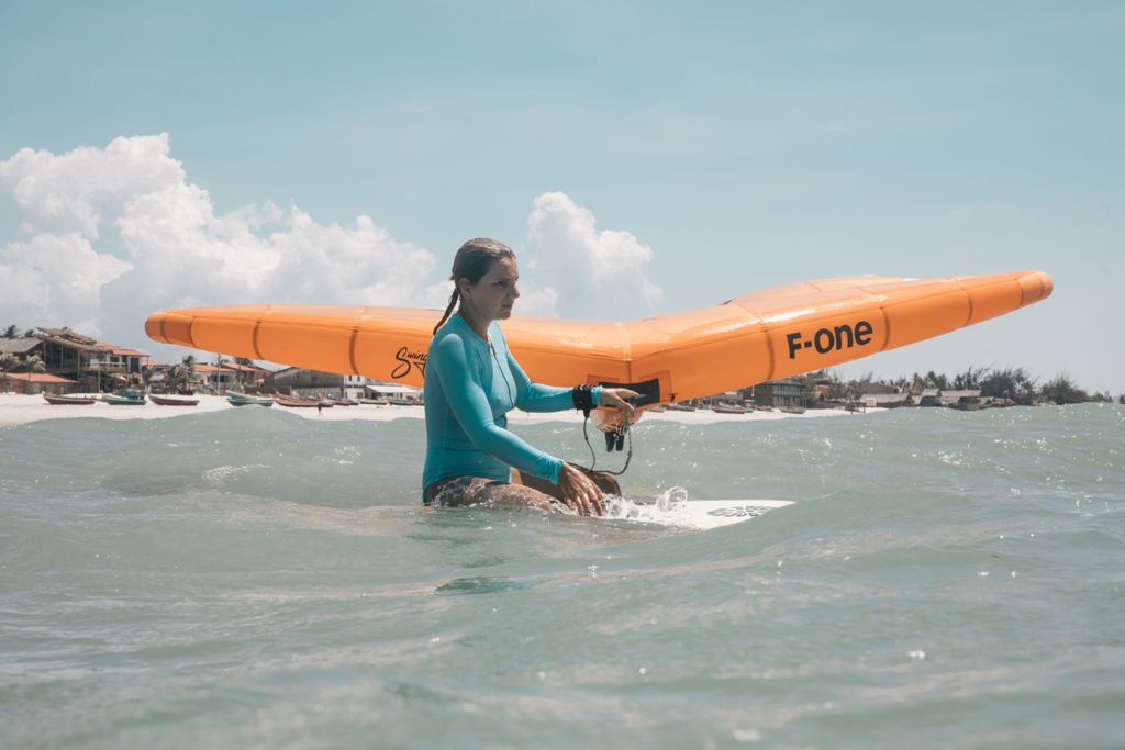 Surfista Maya Gabeira curte folga no Ceará e pratica kitesurfe na Praia do Preá