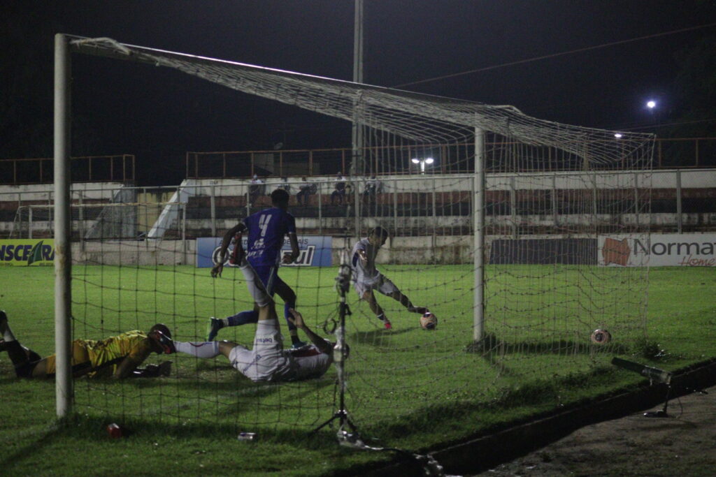 Em jogo com temporal e falta de luz, Fortaleza goleia o Crato na estreia do técnico Juan Pablo Vojvoda