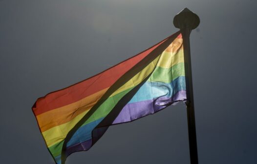 Deputados cearenses recebem dossiê de crimes contra pessoas LGBTQIA+