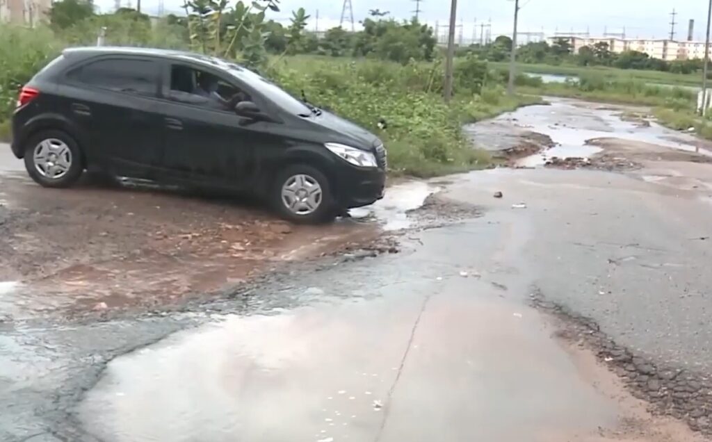 Linhas de ônibus deixam de circular em comunidade do bairro José Walter por conta de “buraqueira”