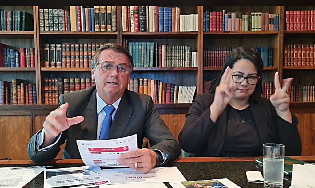 Em live, Bolsonaro critica política que atrela preço dos combustíveis ao dólar