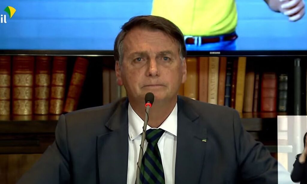 Em live, Bolsonaro cobra voto auditável e levanta suspeita de fraudes nas eleições passadas