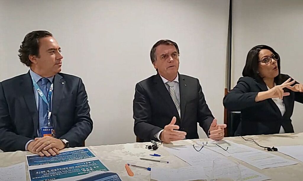 AGU entrou com ação contra restrições nos estados, afirma Bolsonaro