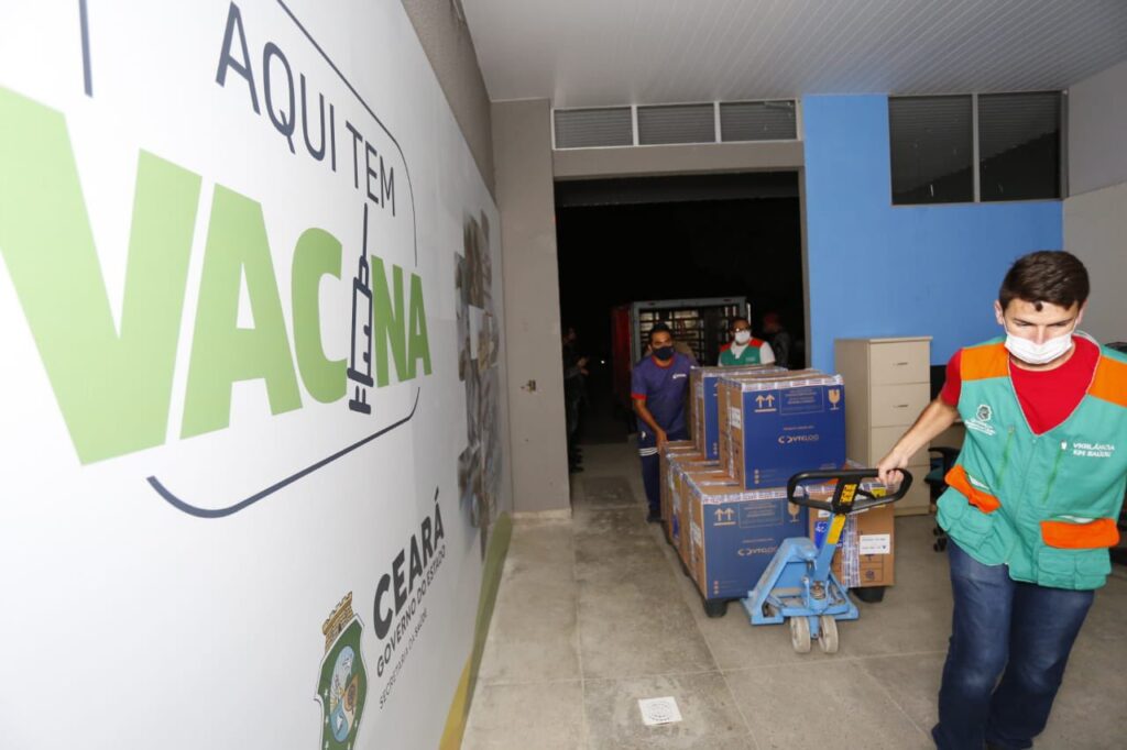 Chegam ao Ceará dois novos lotes com 176 mil doses de vacinas contra covid-19