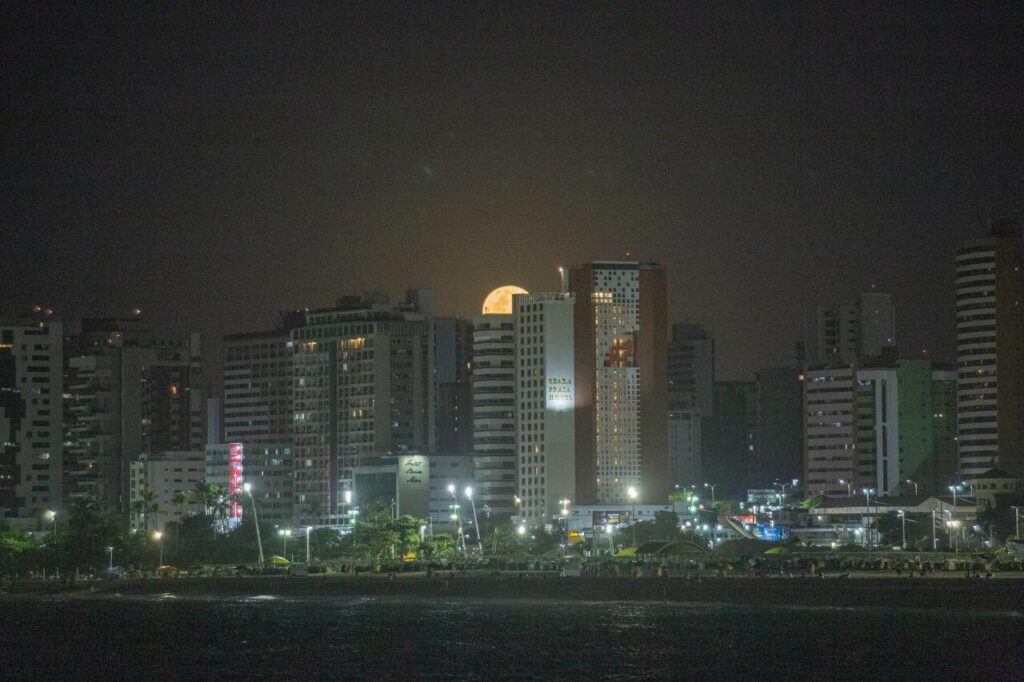 Superlua aparece no céu de Fortaleza nesta quarta-feira (26)