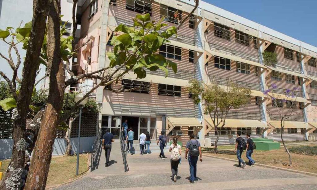 UFMG tem 76 vagas de graduação para refugiados e apátridas