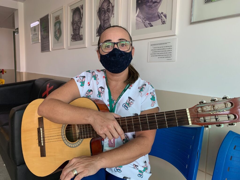 Com violão, técnica de enfermagem leva música para confortar pacientes de Covid-19