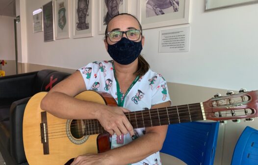 Com violão, técnica de enfermagem leva música para confortar pacientes de Covid-19