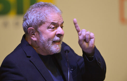 Lula diz que voto impresso é 	“voltar para a época dos dinossauros” e afirma que Bolsonaro foi “eleito com fake news”