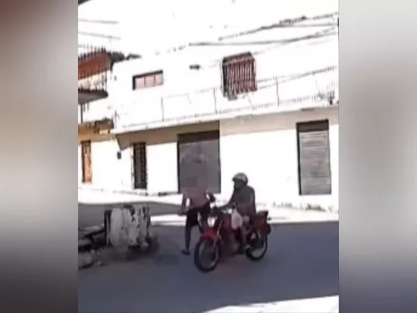 Mãe de jovem que quase foi atropelado duas vezes agradece motorista teve uma destreza muito grande