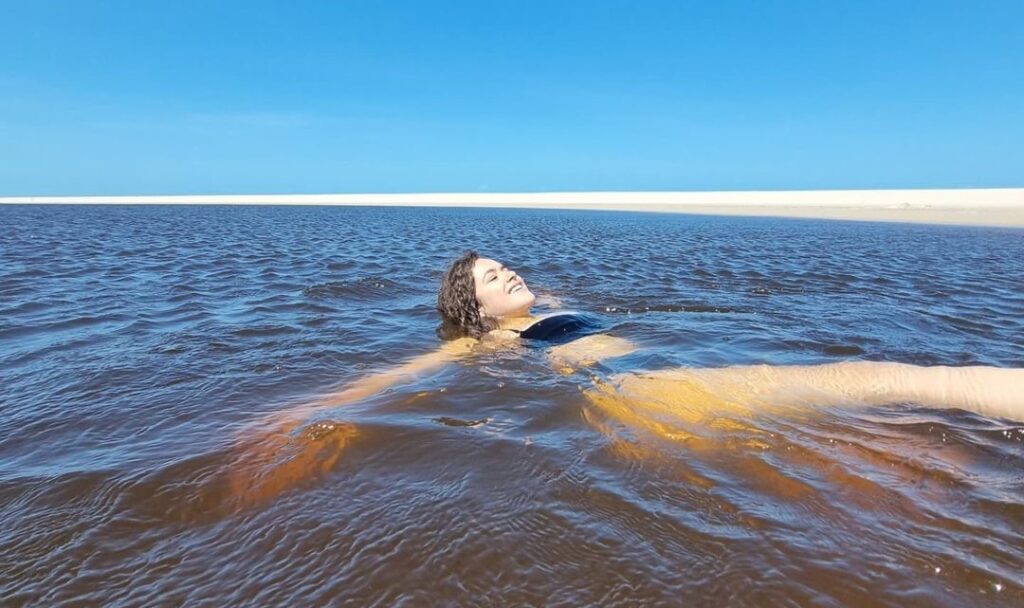 Maisa curte férias em praias do Ceará com família e namorado