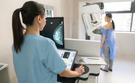 Associação oferece mamografias gratuitas para mulheres em situação vulnerável em Fortaleza