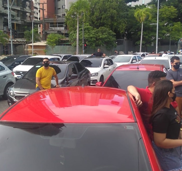 Manifestação por segurança reúne cerca de 400 motoristas de aplicativo em Fortaleza