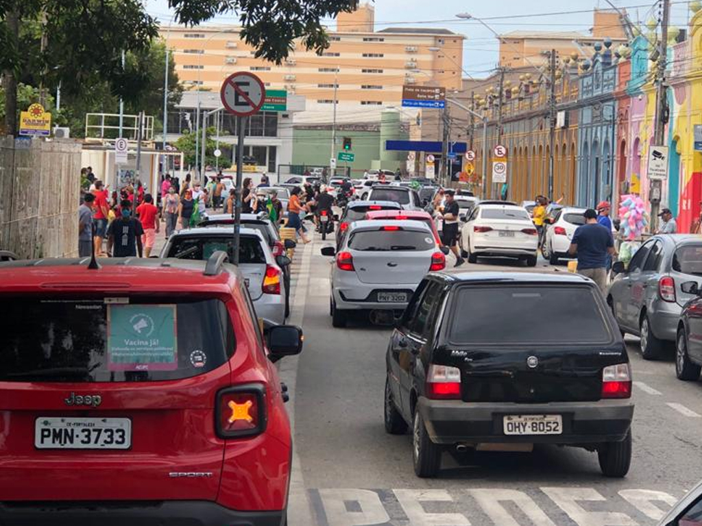 Manifestantes fazem carreata em Fortaleza pedindo o impeachment de Bolsonaro