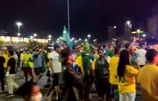 Manifestantes que apoiam Bolsonaro furam bloqueio e invadem a Esplanada dos Ministérios