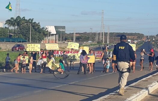 Manifestantes fecham trecho da BR-020, em Maracanaú, exigindo a implantação de creches e coleta de lixo