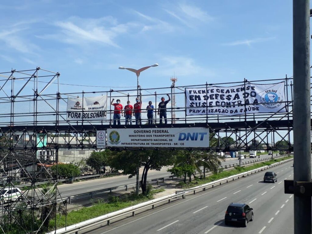 Manifestantes realizam atos em defesa do SUS em Fortaleza