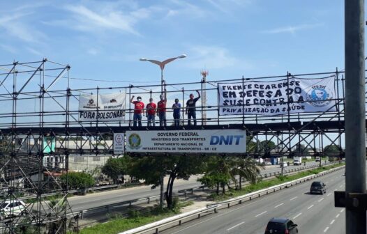 Manifestantes realizam atos em defesa do SUS em Fortaleza