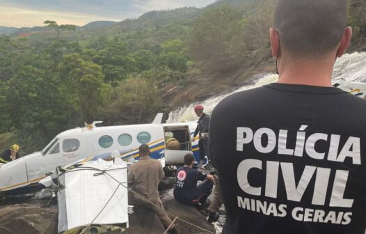 Marília Mendonça é resgatada de avião que caiu