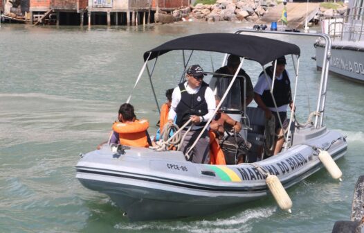 Marinha resgata quatro tripulantes de embarcação próximo à costa de Fortaleza