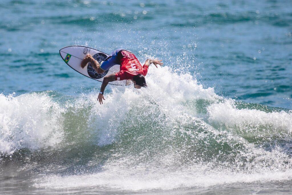 Olimpíadas de Tóquio: Gabriel Medina brilha e alcança semifinal do surfe