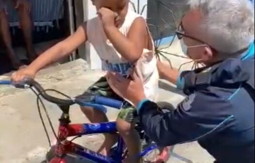 Menino se emociona ao ganhar bicicleta de policial no Ceará; veja o vídeo