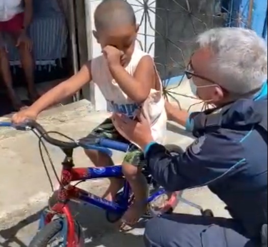 Menino se emociona ao ganhar bicicleta de policial no Ceará; veja o vídeo