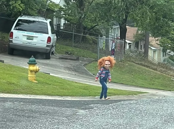 Menino se veste de Chucky e assusta vizinhos nos EUA