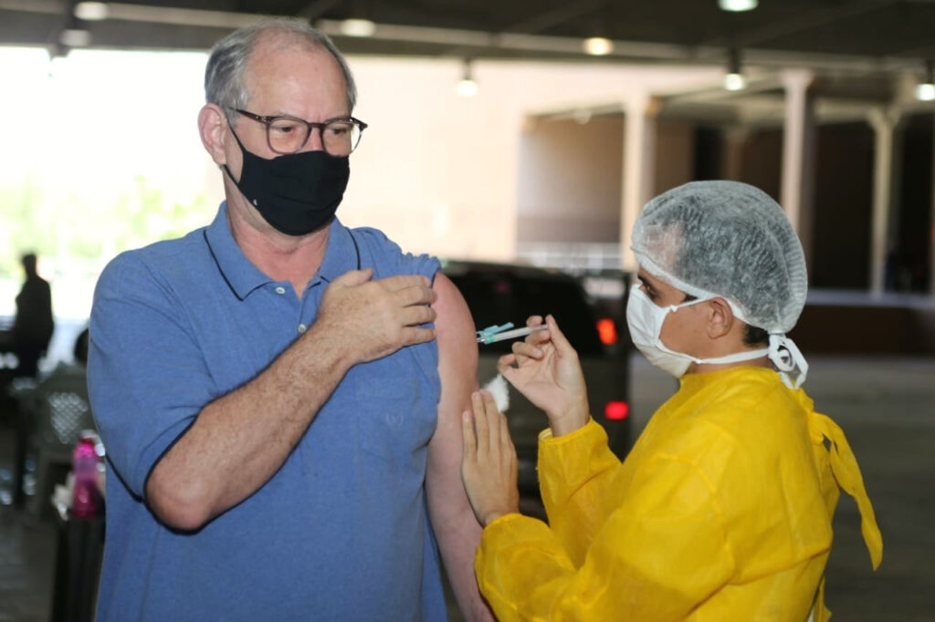 Mesmo em atraso, Ciro Gomes recebe a segunda dose da CoronaVac em Fortaleza