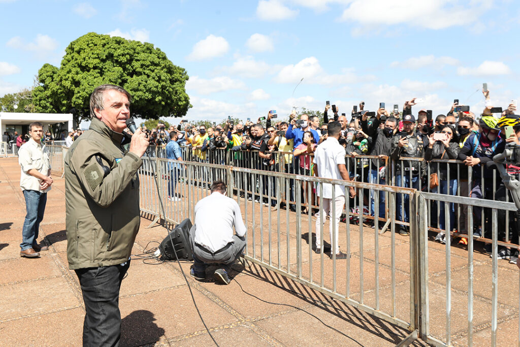 Mesmo em meio à pandemia, Bolsonaro convoca apoiadores às ruas para o dia 15