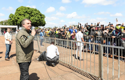 Mesmo em meio à pandemia, Bolsonaro convoca apoiadores às ruas para o dia 15